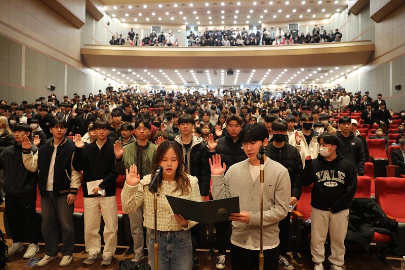 신입생 대표 선서를 하는 여서정 학우(체육 23)와 김민서 학우(체육 23)